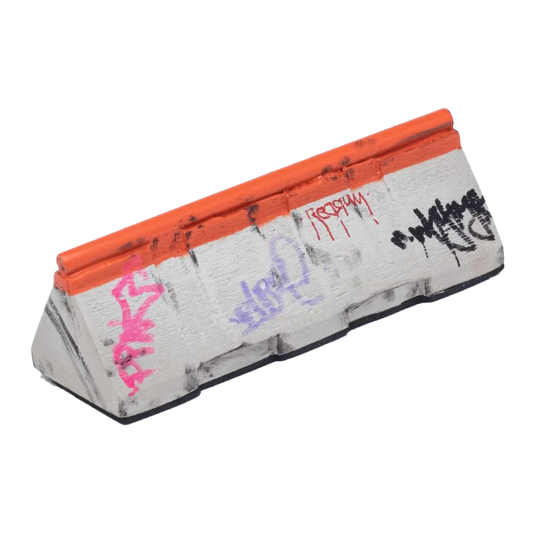WhytMykConcrete Fingerboard Ramp - Barrier